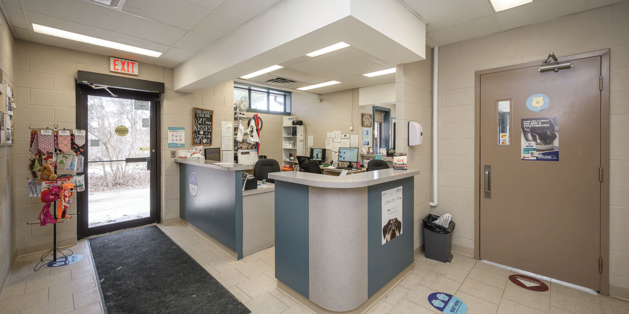 415 Queensway West Front Entrance Reception Area with Desk