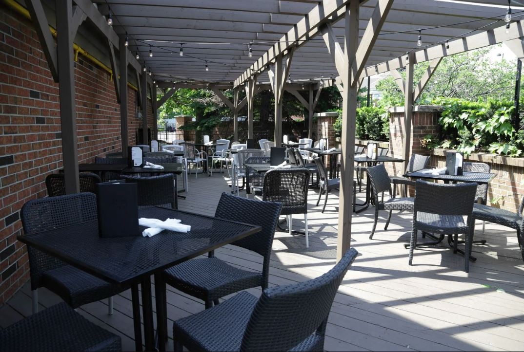 1900 Dundas St W patio dinning area