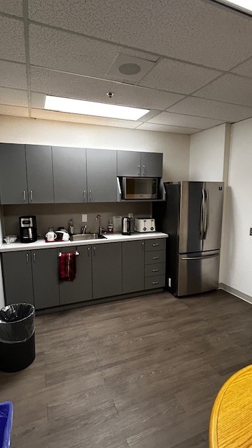 400 University Avenue kitchen with fridge and microwave oven