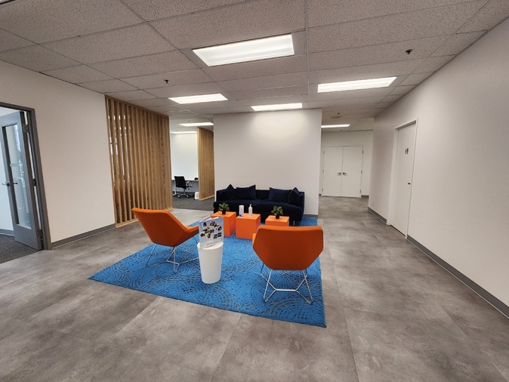 5255 Yonge Street meeting area with sofa and chairs