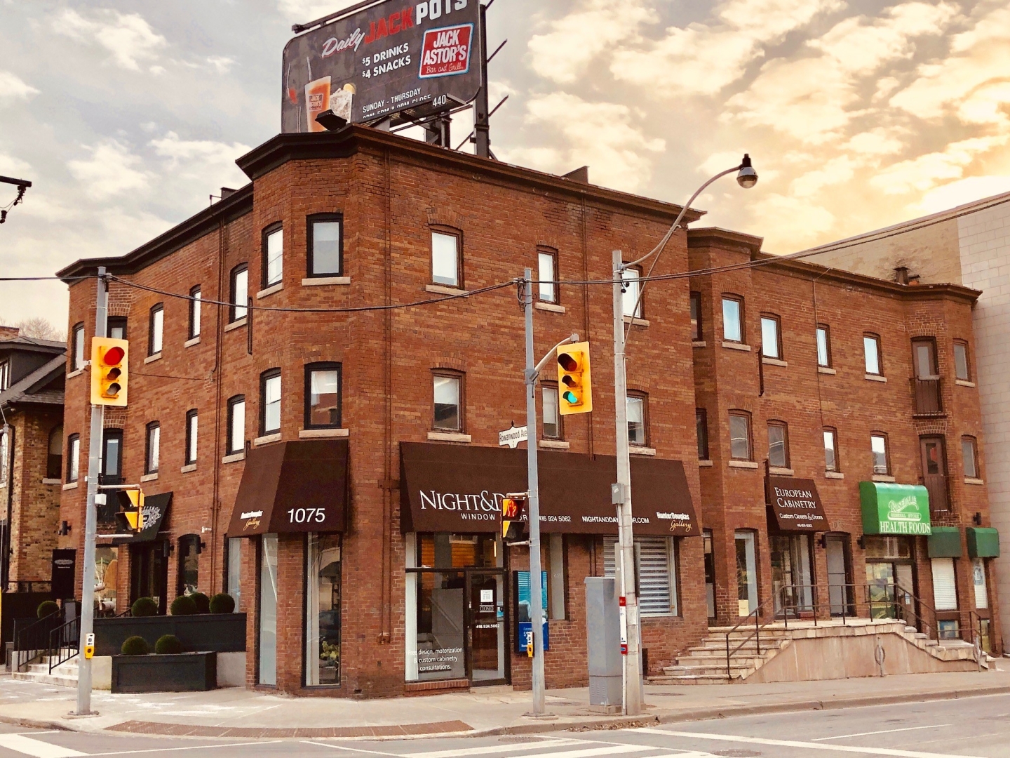 1075 Yonge/1 Rowanwood Front of brown brick building